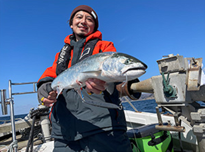 魚と釣り人のアップ写真