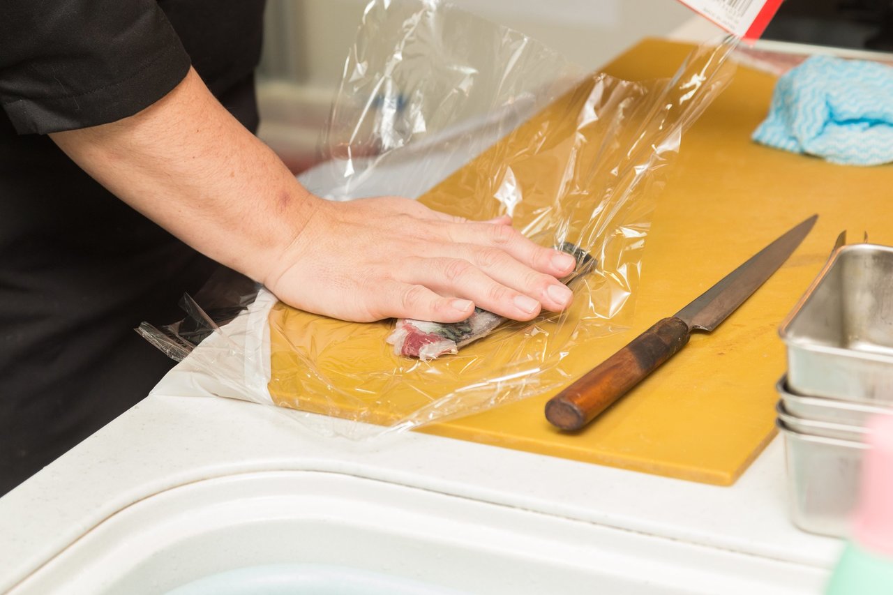 サバを切る写真