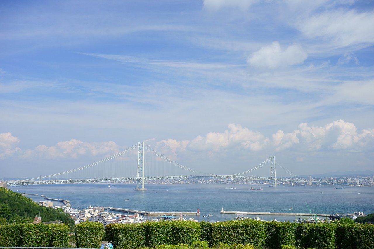 明石海峡大橋と海の写真