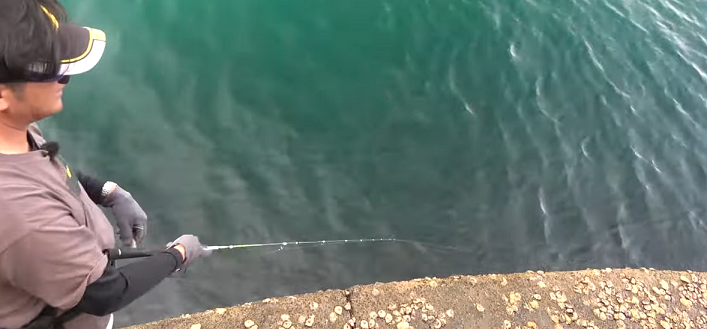 ロッドと釣り人のアップ写真