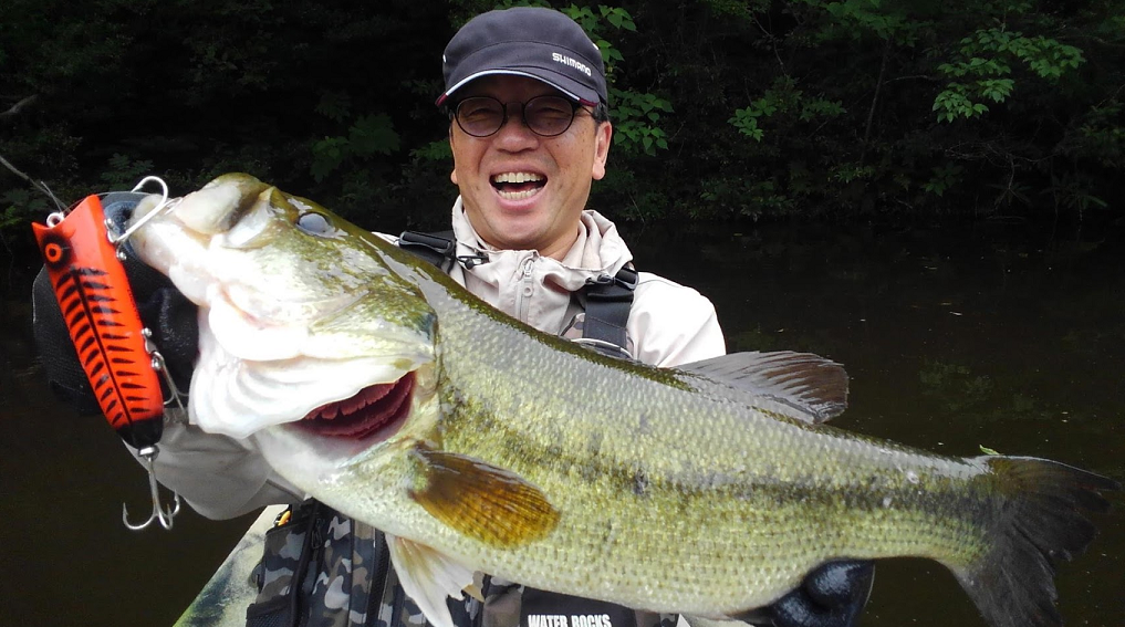 魚と釣り人のアップ写真