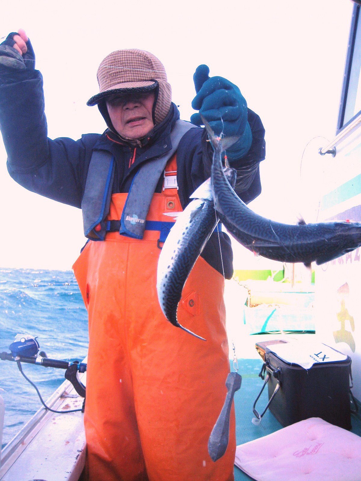 サバと釣り人の写真