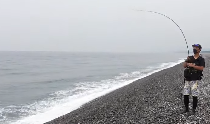 ロッドと釣り人のアップ写真