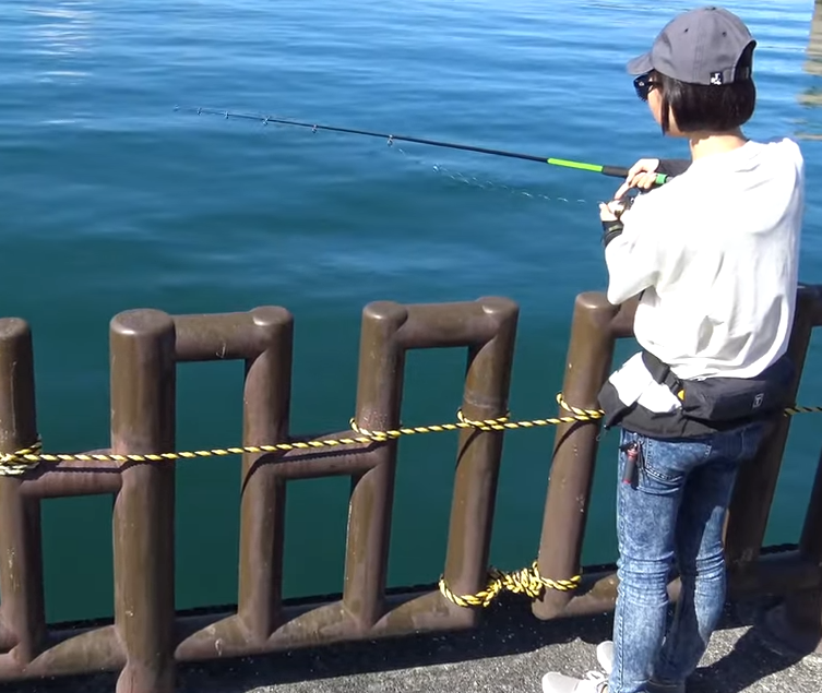 ロッドと釣り人のアップ写真