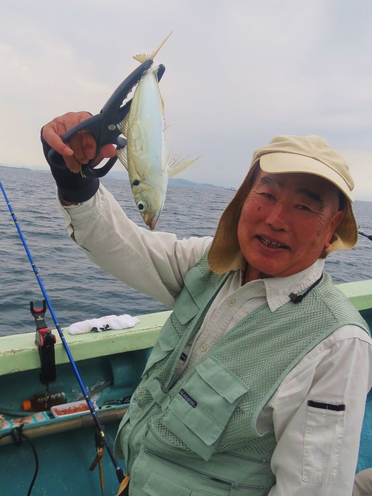 鬼アジと釣り人の写真