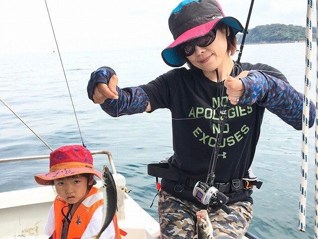 女性と子供が釣りを楽しむ写真