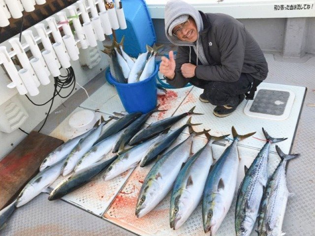釣果に喜ぶ釣り人の写真