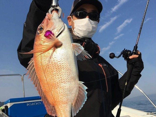 タイと釣り人の写真