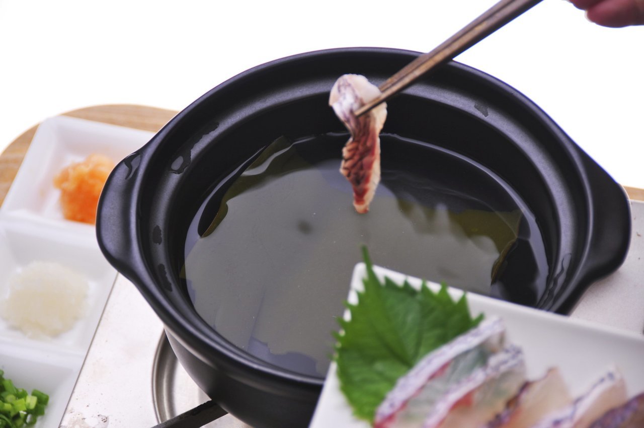 マダイを調理する様子