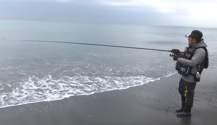 ロッドと釣り人のアップ写真