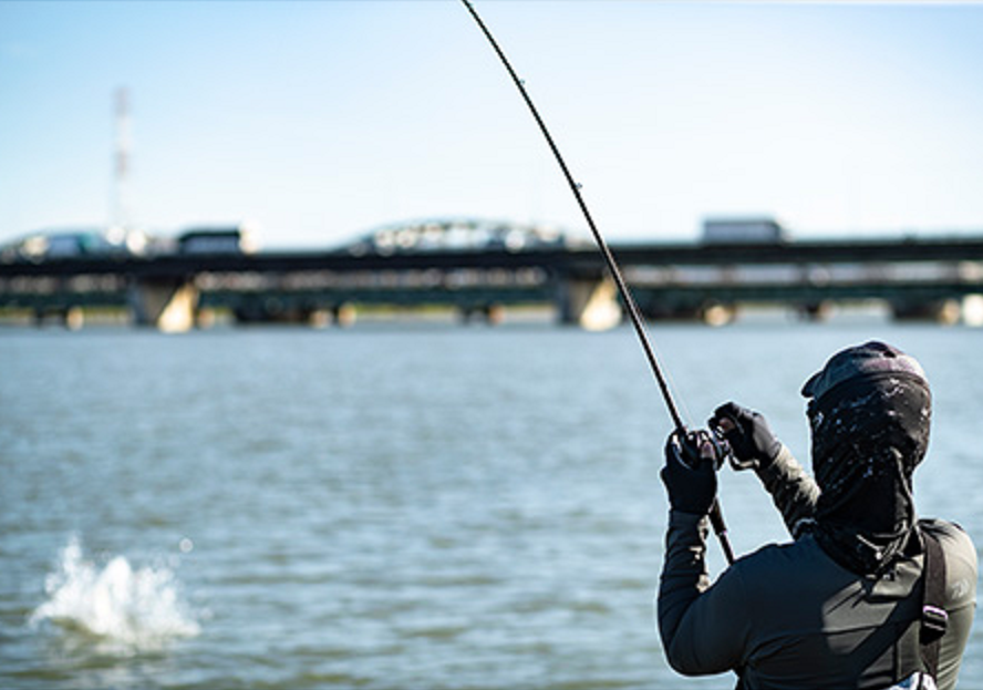 ロッドと釣り人のアップ写真