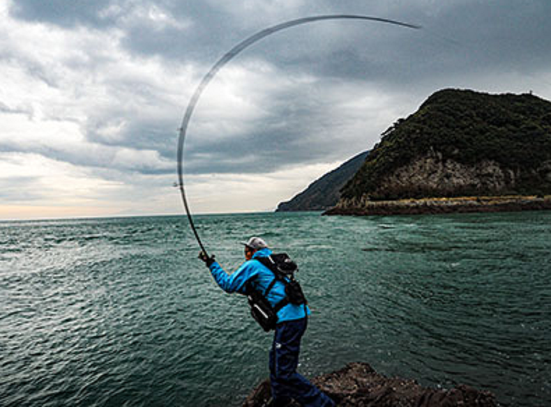 ロッドと釣り人のアップ写真