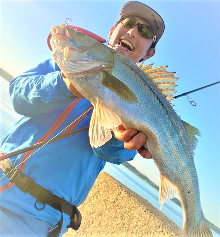 魚と釣り人のアップ写真
