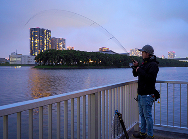 ロッドと釣り人のアップ写真