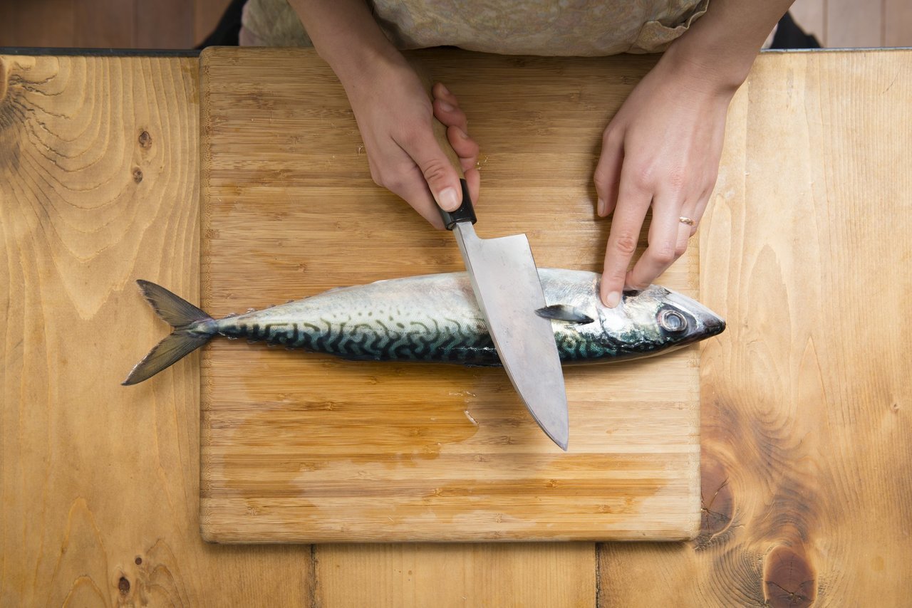 サバをさばく写真