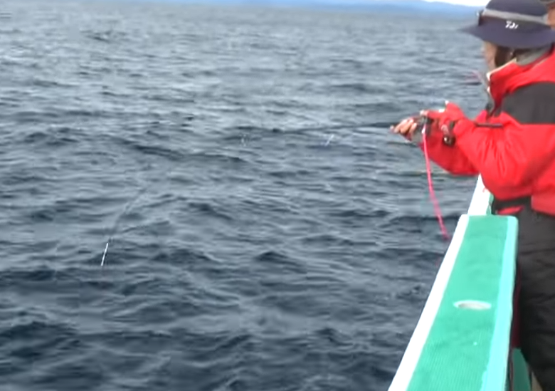 ロッドと釣り人のアップ写真