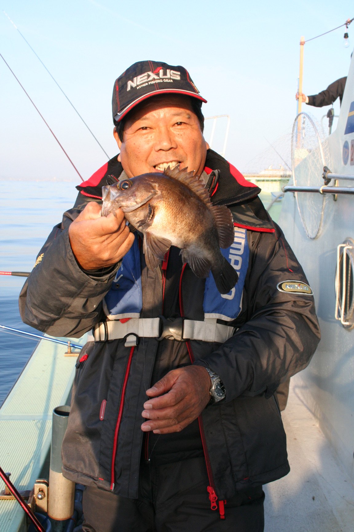 メバルと釣り人の写真