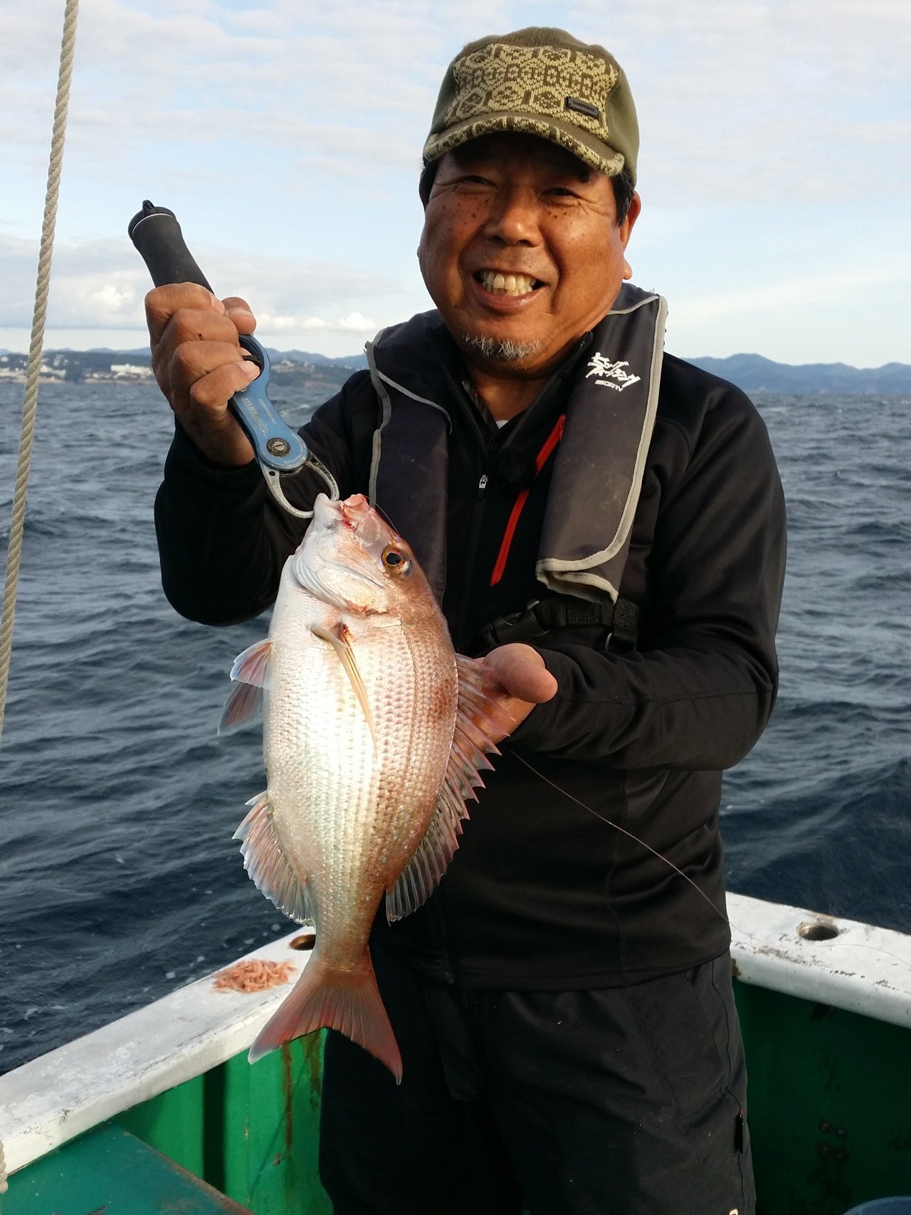 マダイと釣り人の写真