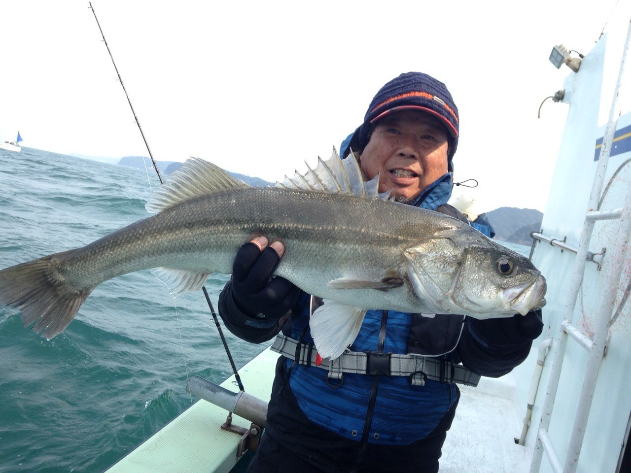 スズキと釣り人の写真