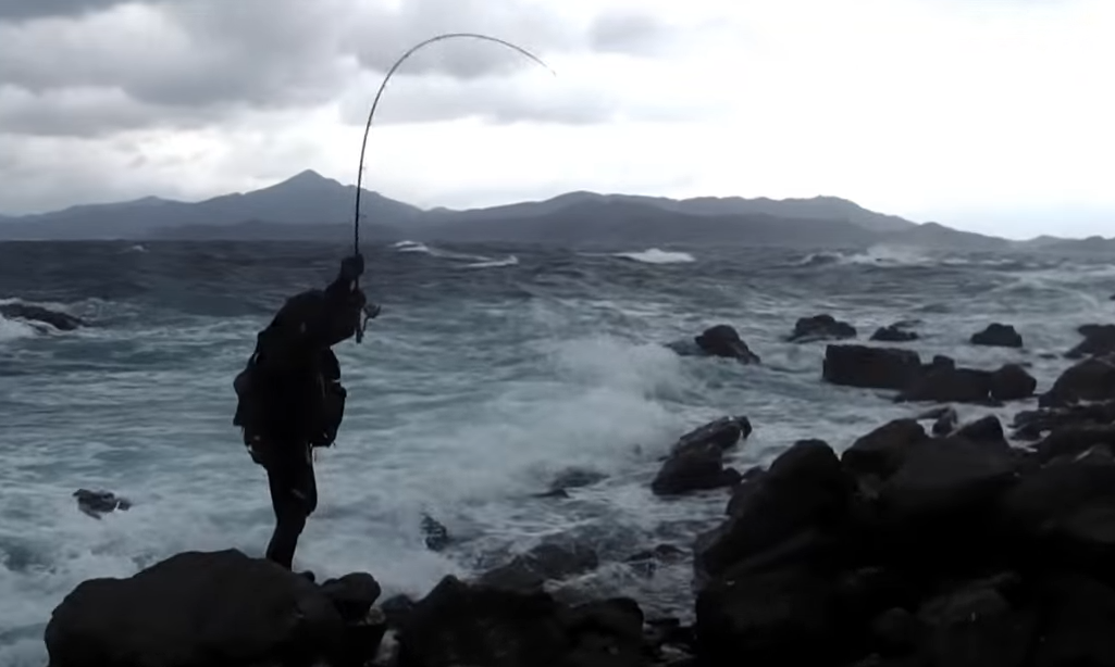 ロッドと釣り人のアップ写真