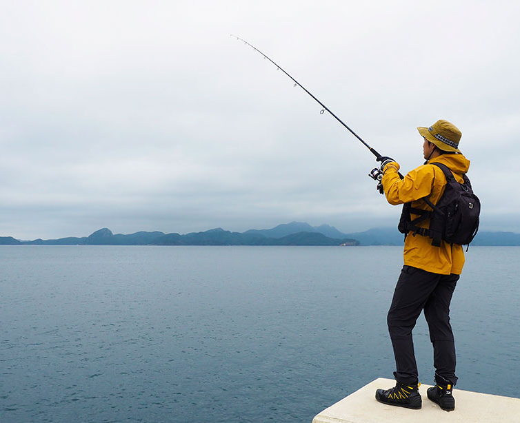 ロッドと釣り人のアップ写真