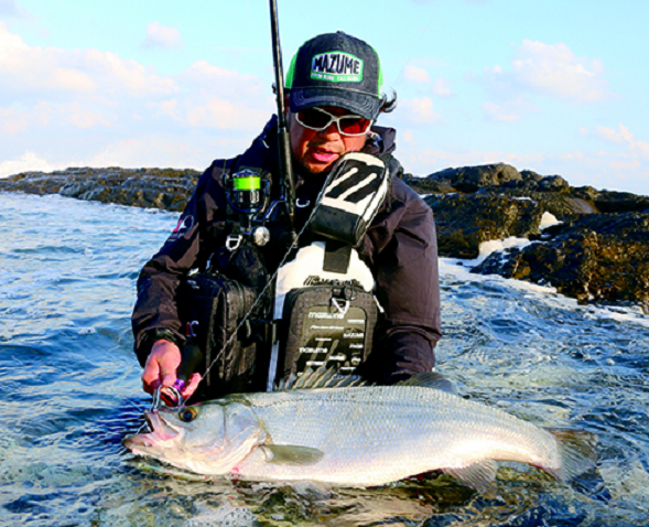 魚と釣り人のアップ写真