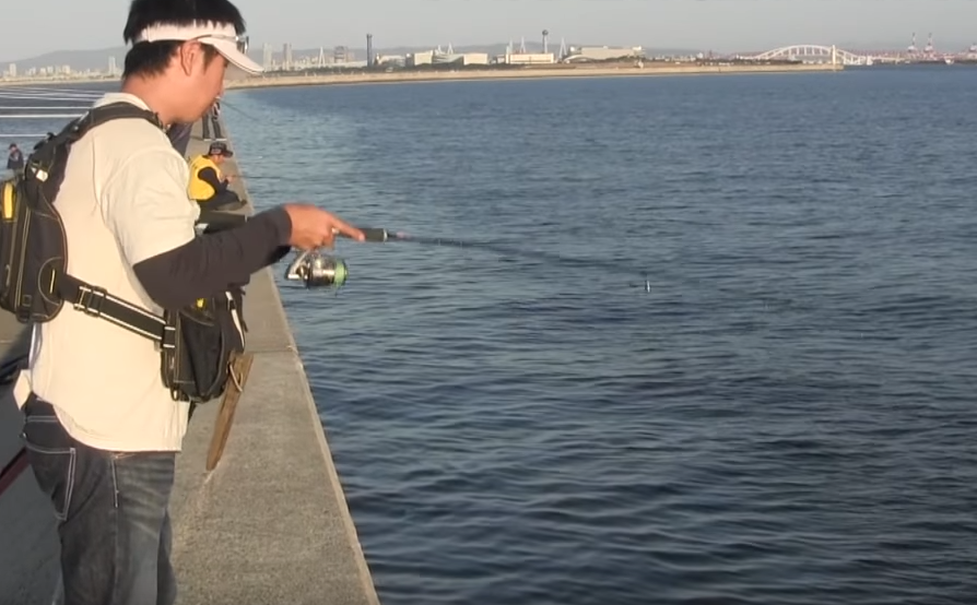 ロッドと釣り人のアップ写真