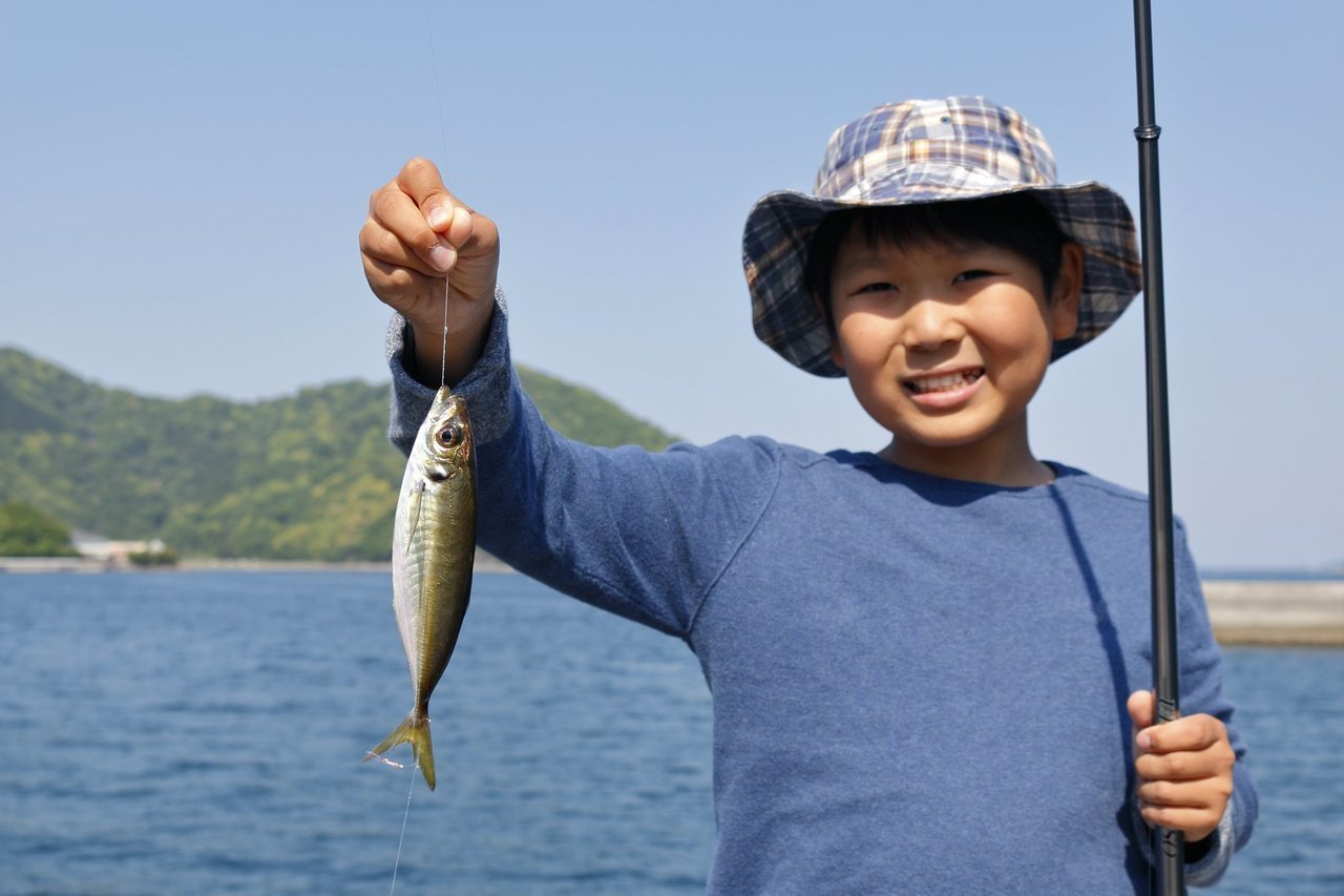 アジと釣り人の写真