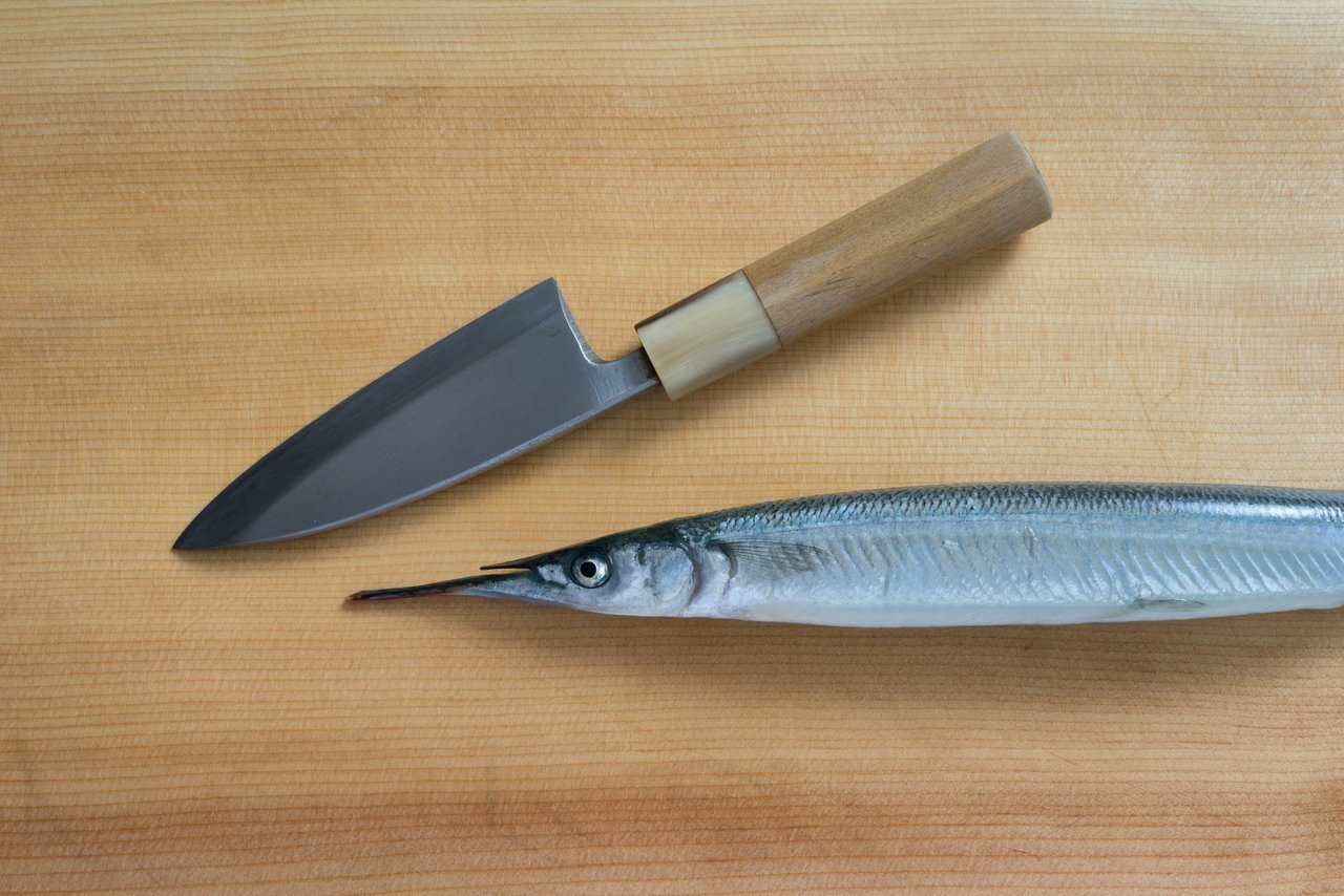 サヨリと包丁の写真