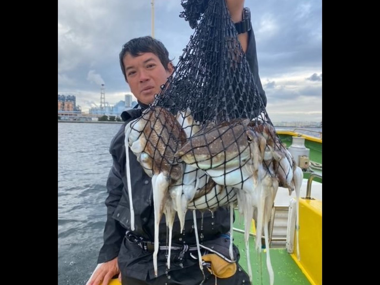 【釣果速報】あちこちでスミイカヒット!神奈川県濱生丸で一日中しゃくって獲れるエキサイティングな釣行に出かけよう!
