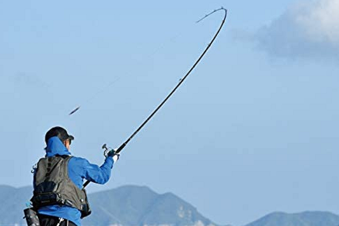 ロッドと釣り人のアップ写真