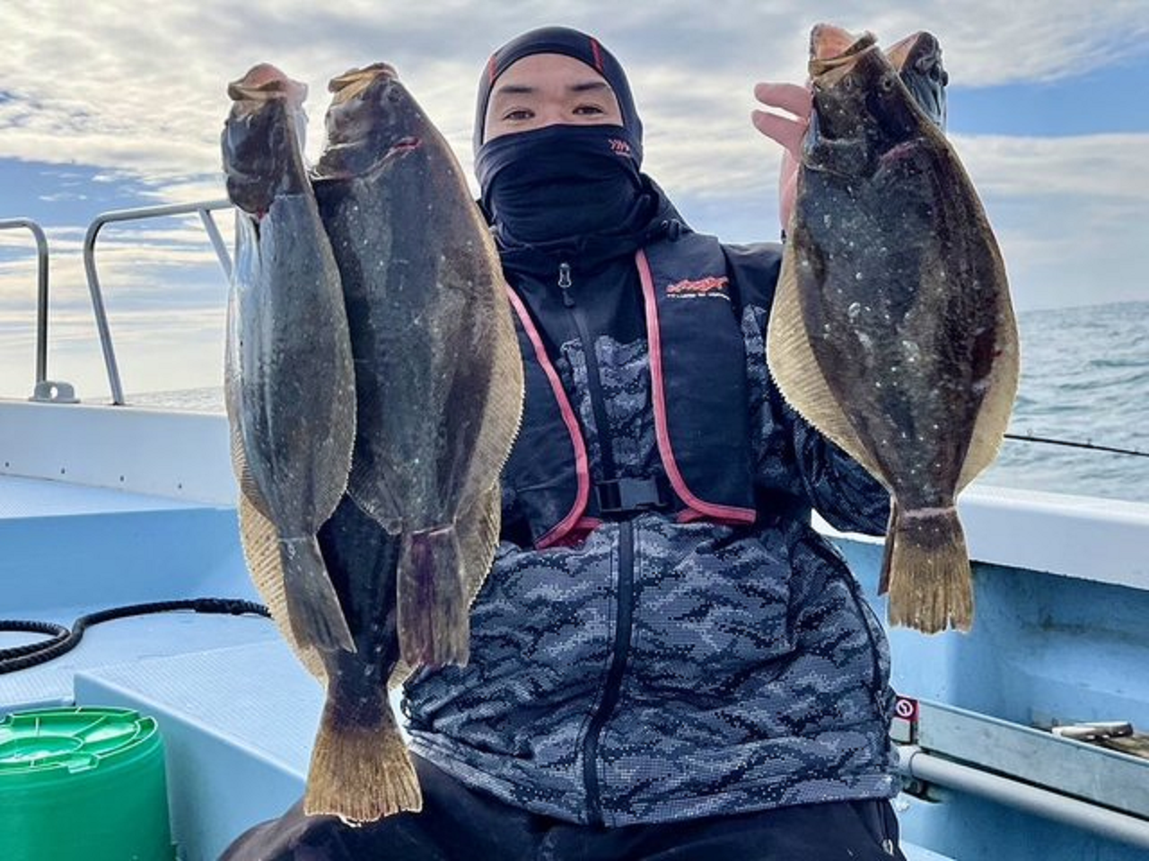 【釣果速報】千葉県長五郎丸で朝からヒラメラッシュ発生!全員5匹以上ゲットで船上は笑顔満開!
