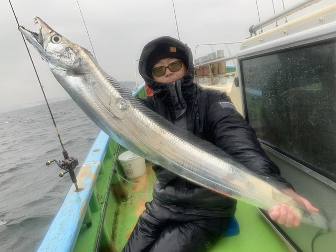 【釣果速報】海況悪いなか、神奈川県太田屋でメーター級のタチウオを安定GET！パターンを掴めば一日中コンスタントに釣れます！