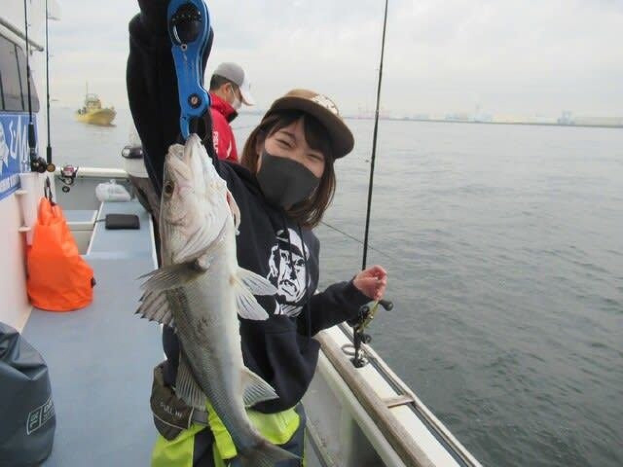 【釣果速報】神奈川県長崎屋でシーバス全員GET！81cmのランカーバスも確保で船上は大盛りあがり！今後爆釣の予感！