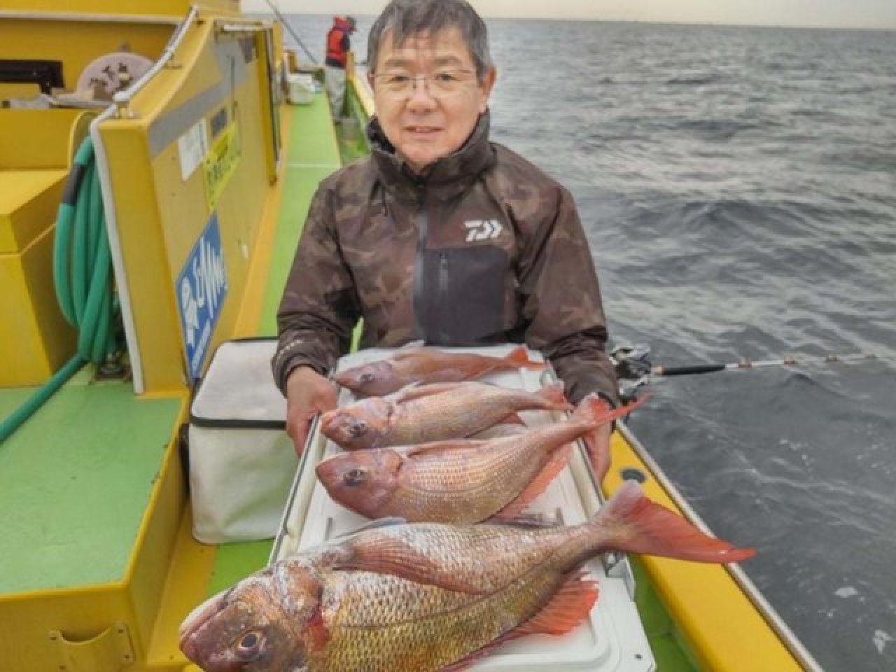 【釣果速報】神奈川県鴨下丸kawanaで2.5kgの大型マダイをキャッチ！自己最高記録の大鯛を狙うなら神奈川県鴨下丸kawanaに乗船しよう！