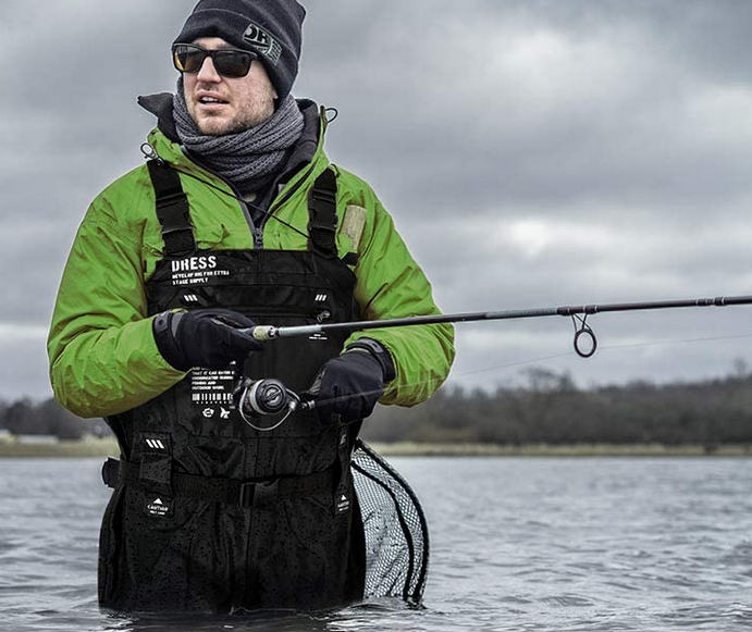 ロッドと釣り人のアップ写真