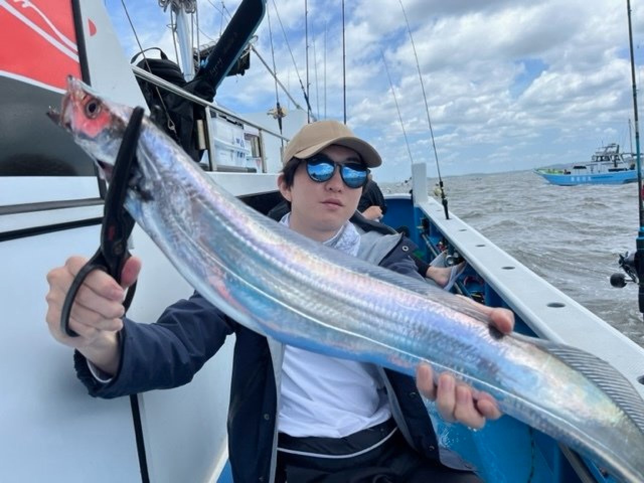 【釣果速報】東京都深川 吉野屋でメーター級のタチウオGET!MAXは120cm!あなたもドラゴン目指して乗船してみませんか?