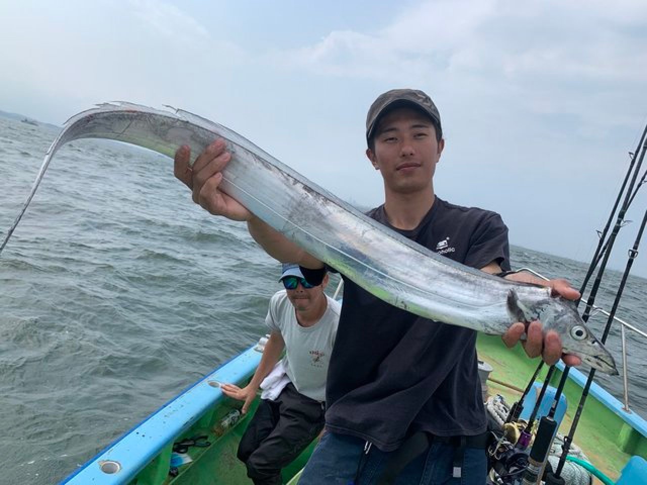 【釣果速報】神奈川県太田屋で125cmのドラゴンタチウオ釣れる!巨大肉厚タチウオを狙いたいならすぐ乗船してください!
