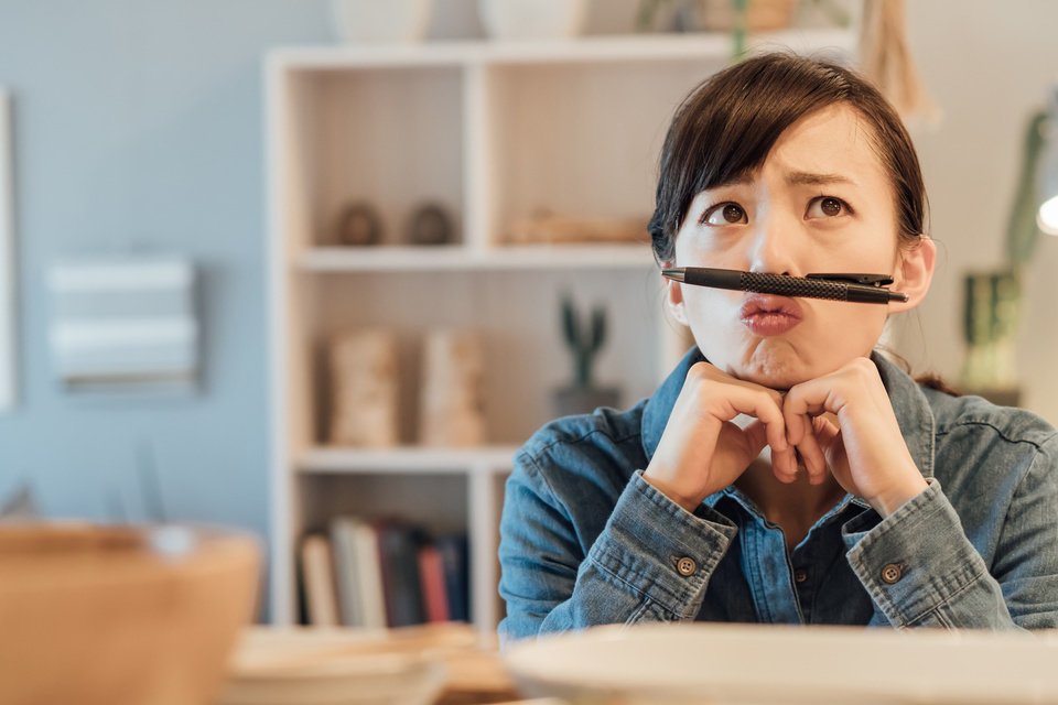 考える女性　謎かけ