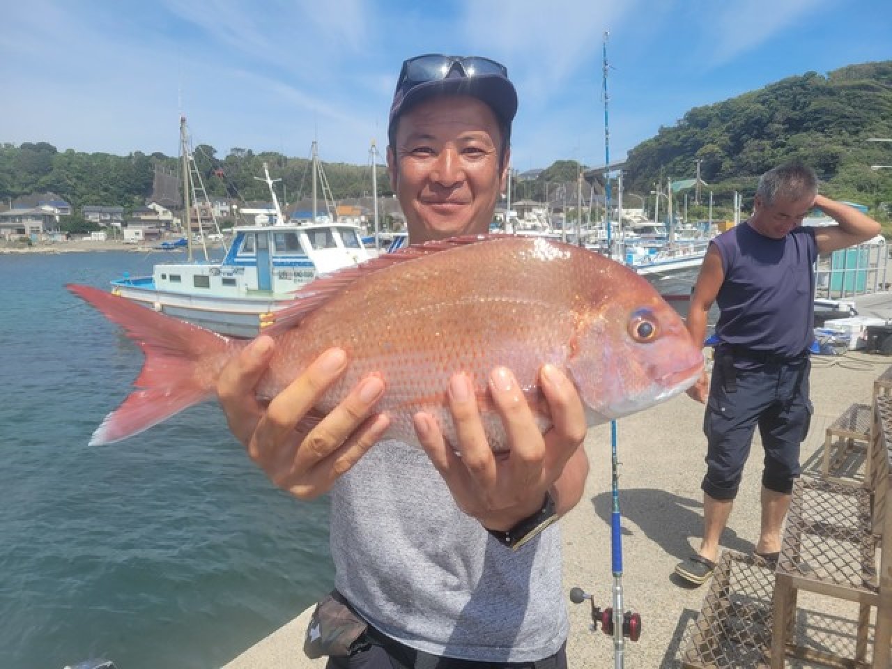 【釣果速報】神奈川県成銀丸で2.5kgの大型マダイをキャッチ!ワラサのアタリも好調!人気者を一気にゲットできるリレー船が今、大人気!
