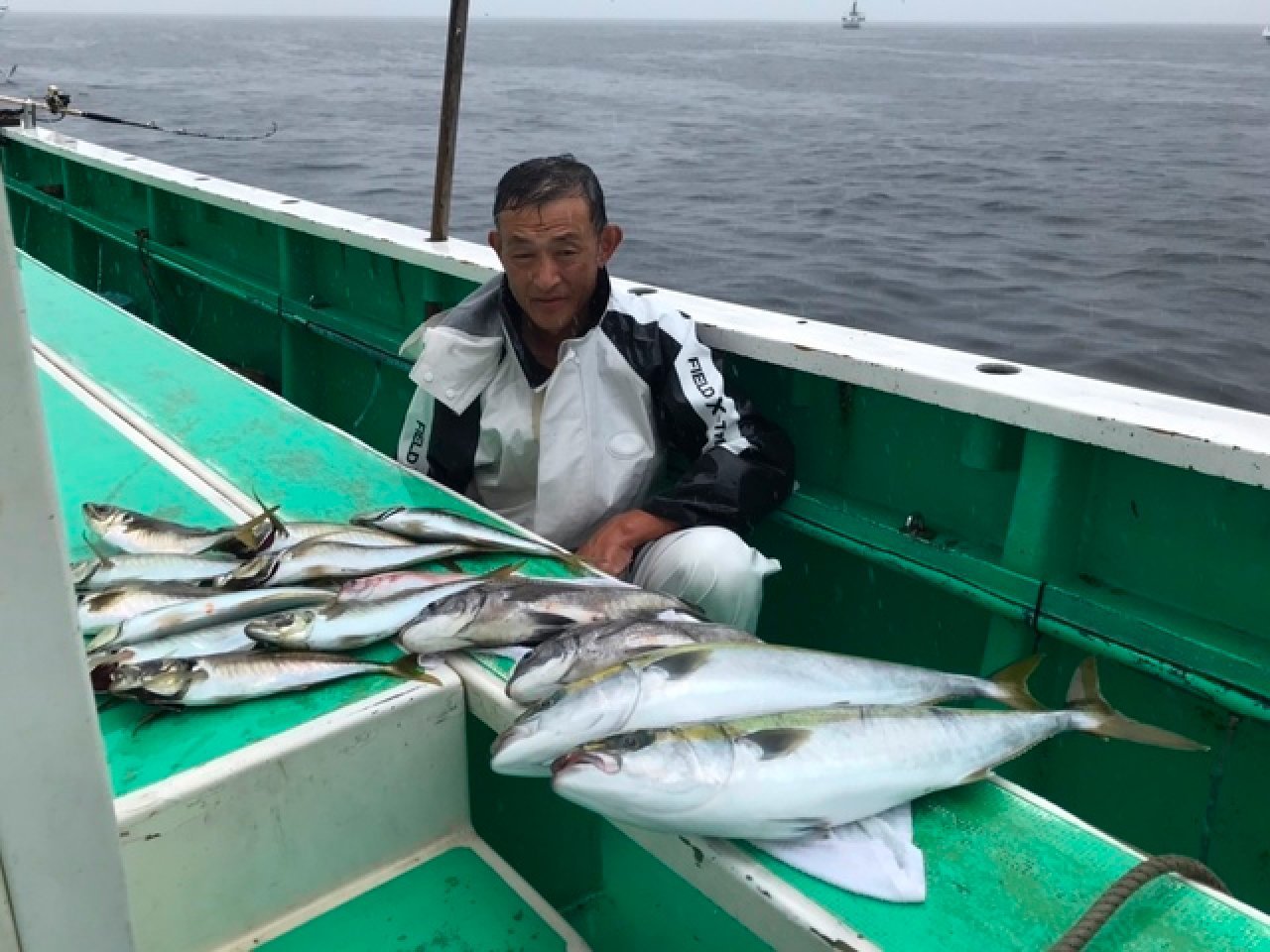 【釣果速報】ワラサが立て続けに釣れる快感!5kgの良型もキャッチ!神奈川県大松丸で青物ざんまいしませんか?