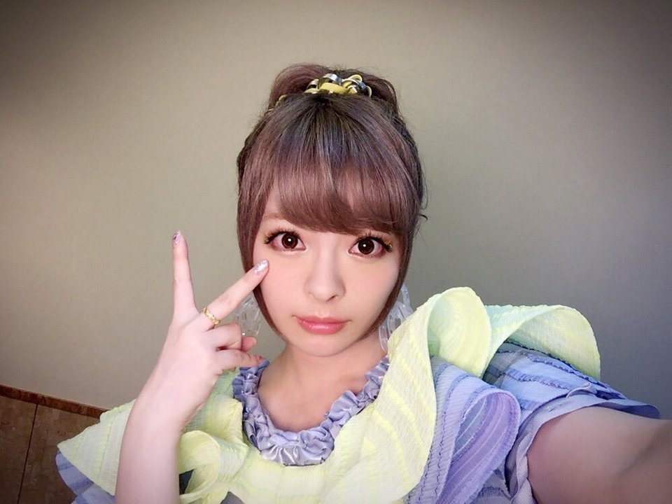 きゃりーぱみゅぱみゅさんがインスタに魚の調理写真を投稿!!エプロン姿で魚をさばく姿が超かわいい!!