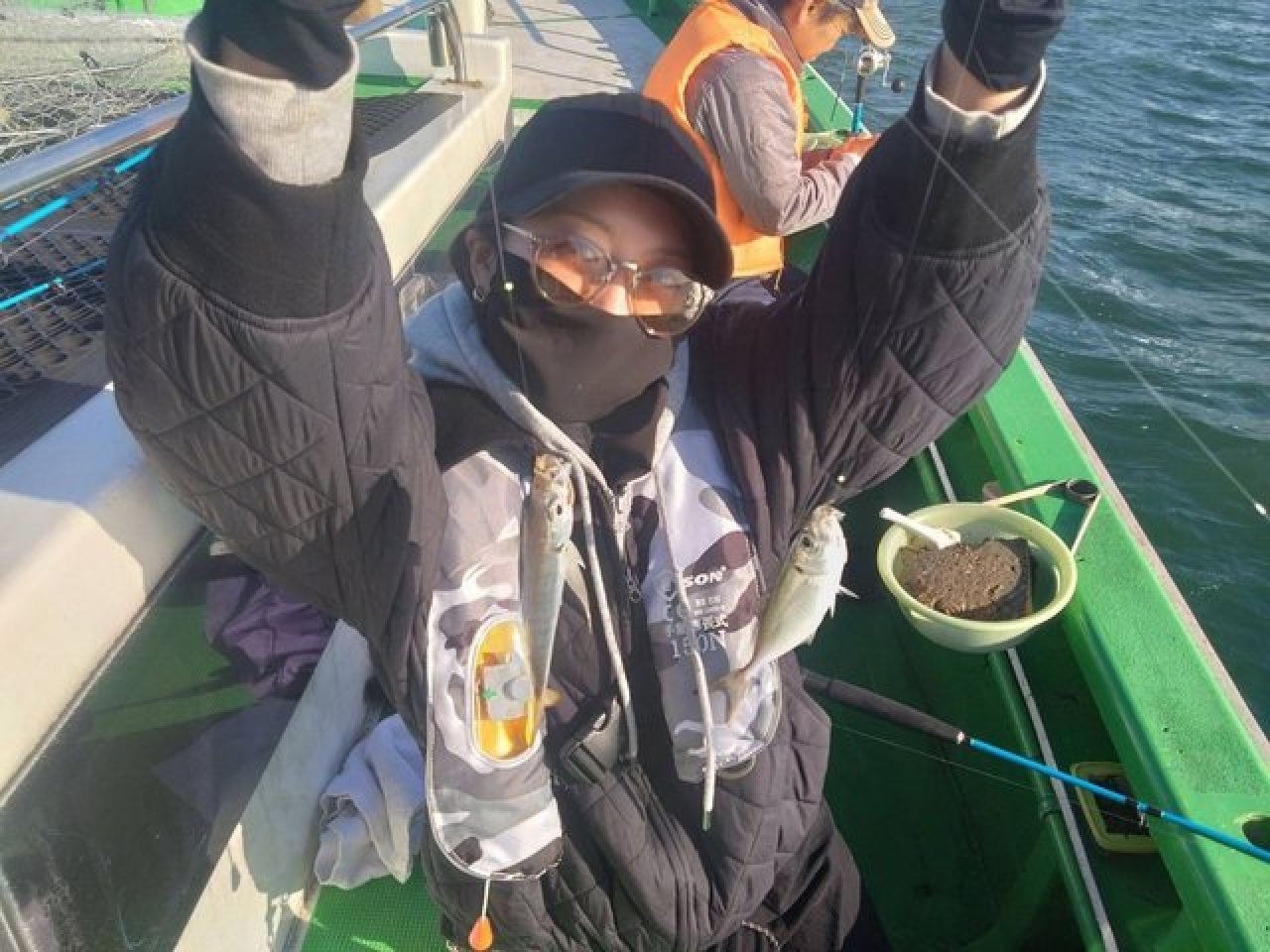 【釣果速報】深川 吉野屋東京都でアジをダブル&トリプルゲットで大忙し!貸竿でチャレンジの方もクーラーBOXいっぱいで大盛りあがり!