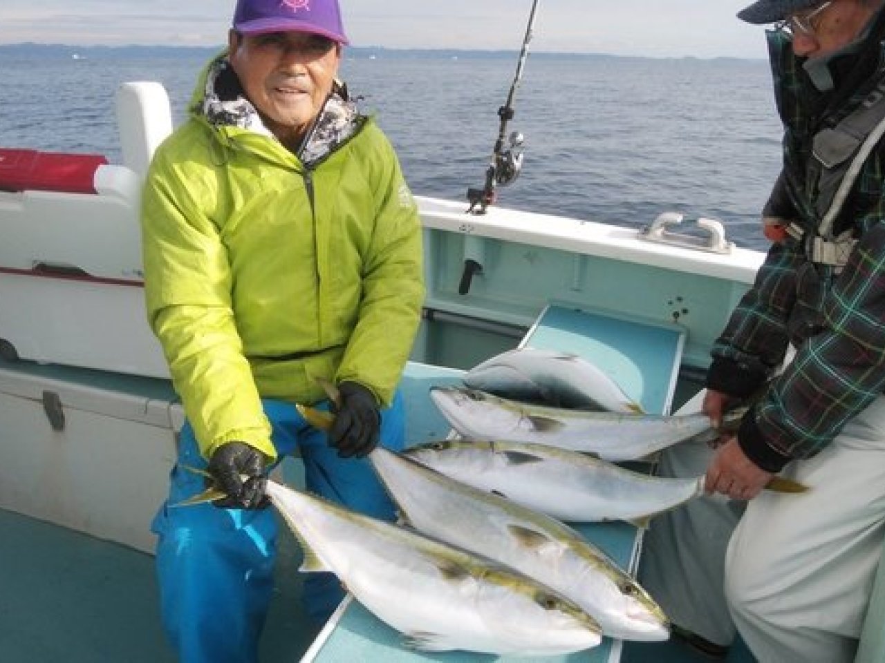 【釣果速報】神奈川県伝五郎丸でワラサ好調！4.8kgのどっしりサイズ上がる！青物の引きを存分に感じられる大満足の釣行に！
