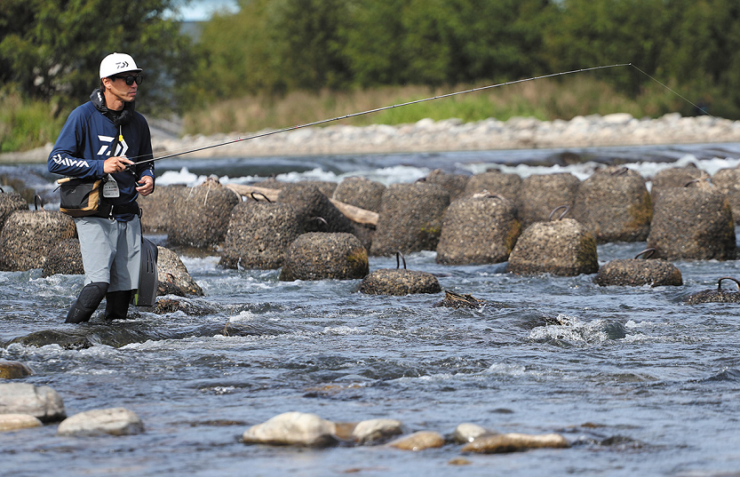 ロッドと釣り人のアップ写真