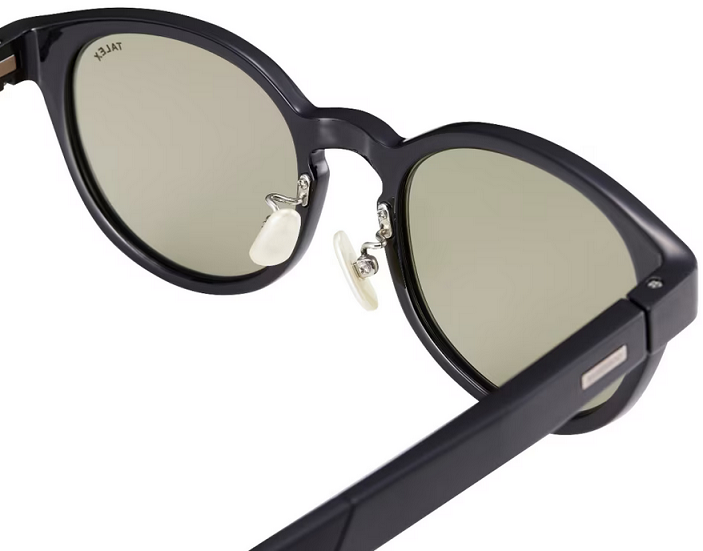 偏光グラスのアップ写真