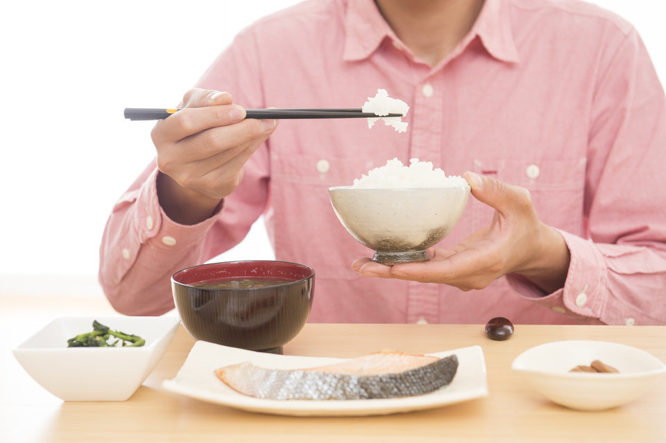 魚　食べる　男性