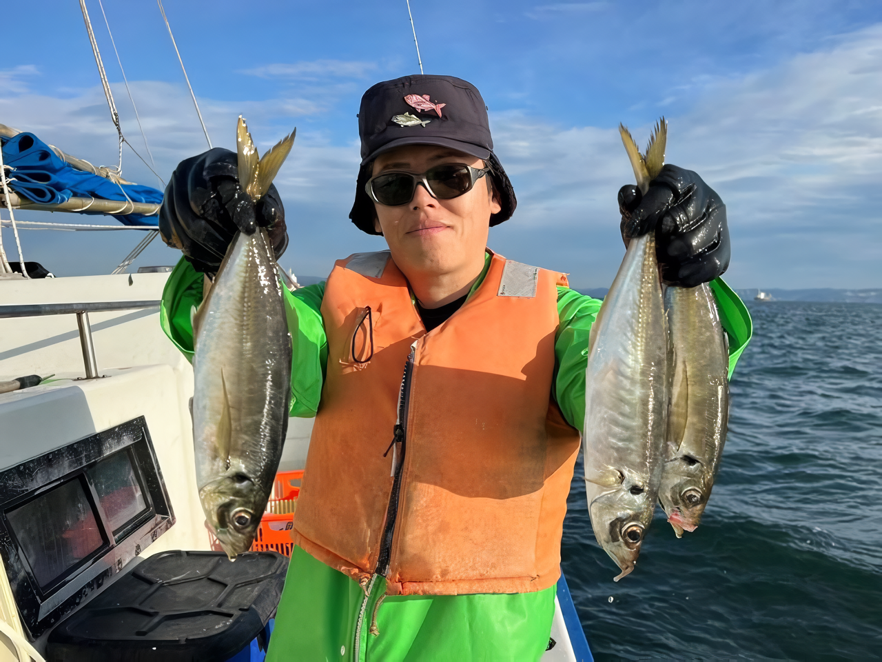 【釣果速報】神奈川県政信丸で41cmのギガアジはじめ良型アジ好調！クロダイなどゲストも豪華でクーラーボックスが華やかに！