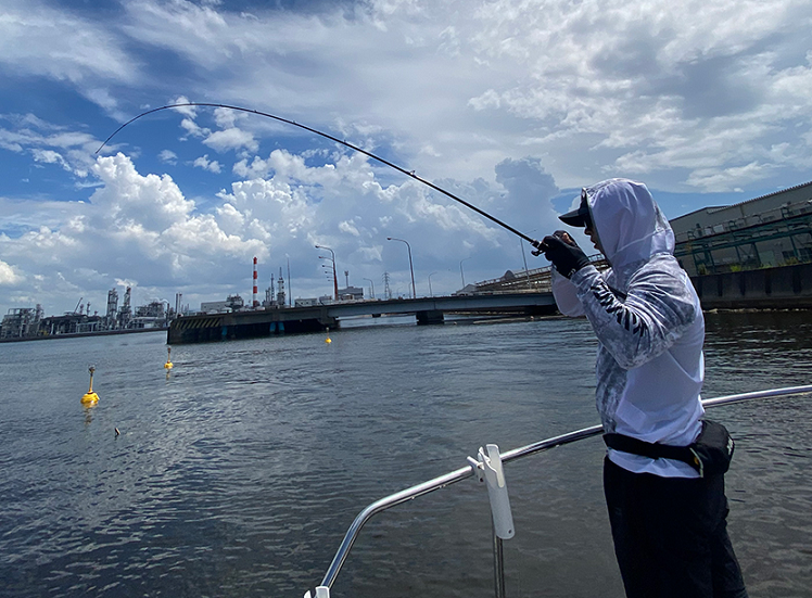 ロッドと釣り人のアップ写真