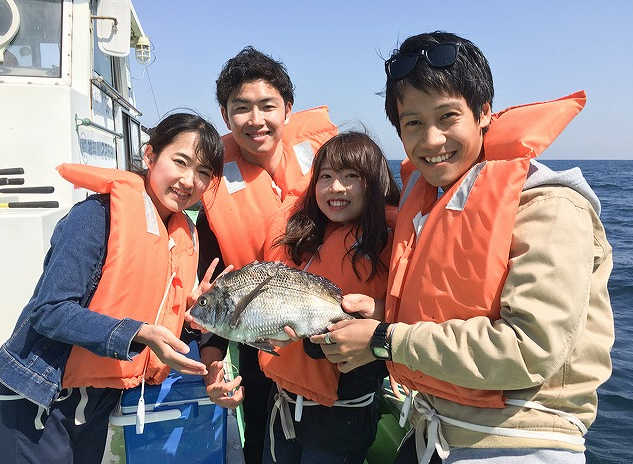 釣り人と魚のアップ写真